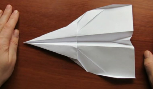 Бумажный самолётик с названием Страйк-игл