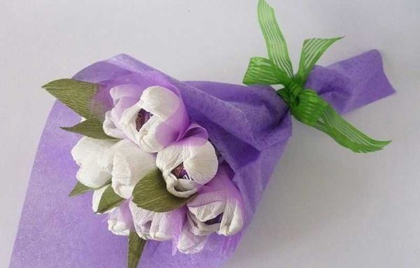 Прелестные цветы из гофрированной бумаги могут украсить ваш интерьер или стать подарком