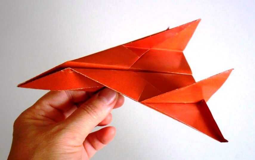красивый самолет из бумаги порадует близких